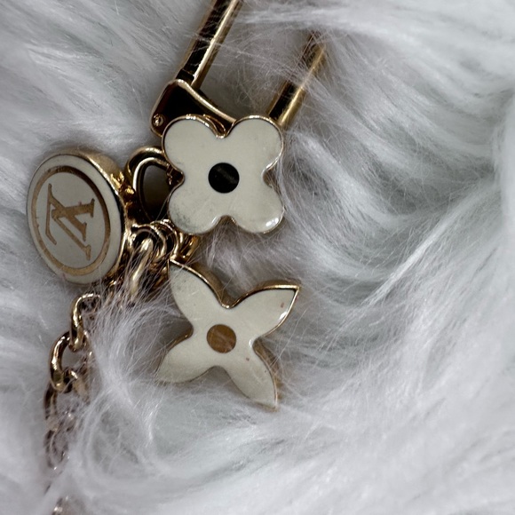 Louis Vuitton heart shaped coins bag - Picture 7 of 17